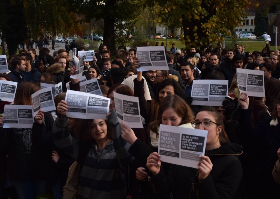 La manifestation du 7 novembre à 16h34 scande "Tout travail mérite salaire"