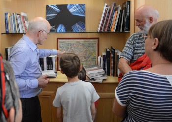 Les visiteurs écoutent avec attention le maire.