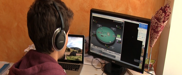 Léo coach de poker devant son écran d'ordinateur.
