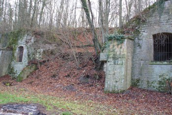 Le couloir faisant auparavant le lien entre les postes de garde et la Casemate A s'est effondré en 1944 sous les bombardements. Aujourd'hui rien n'est encore réalisé pour reconstruire la pièce. Crédit photo : Uranie Tosic