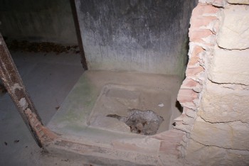 À l'intérieur du Fort de Queuleu, les latrines sont fermées au public pour des raisons de sécurité. Si quelqu'un venait à tomber dedans, il y aurait peu de chance qu'il soit entendu par d'autres personnes. Crédit photo : Uranie Tosic