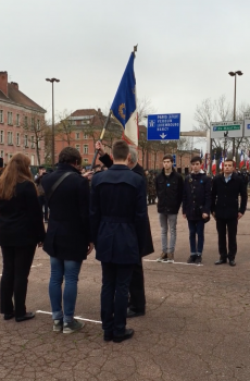 Passation du drapeau de l’association du Poilu  entre la garde montante du lycée Louis Vincent de Metz  et la garde montante du lycée Robert Schuman de Metz. Crédit Photo : Kim Minet 