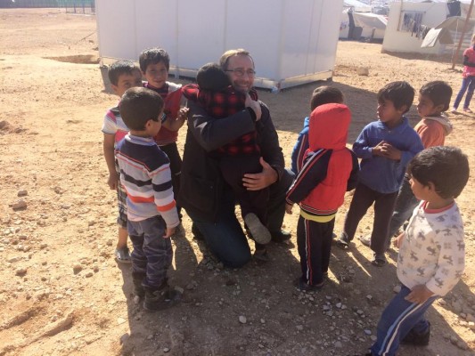 Raphaël Pitti retrouvant de jeunes réfugiés syriens