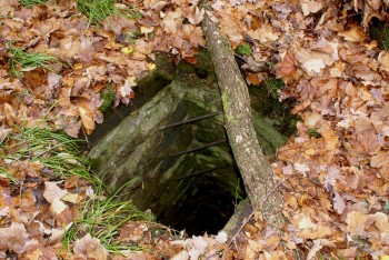 Ces fossés sont profonds de plusieurs mètres ce qui est très dangereux. Quelques barricades de fortune y ont été placées pour les bénévoles. Crédit photo : Uranie Tosic