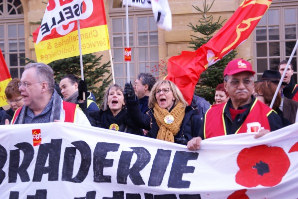 La foule poings levés contre le gel  des salaires. Crédit Photo : Crédit Photo : Uranie Tosic 