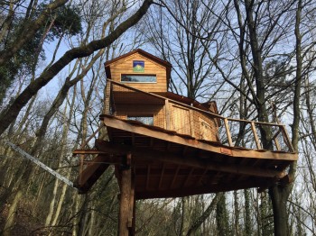 Cabane dans les arbres : bacole.