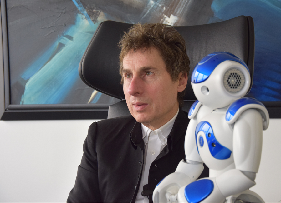 Alain Bensoussan, avocat spécialiste en robotique, aux côtés de Nao, son compagnon électronique.