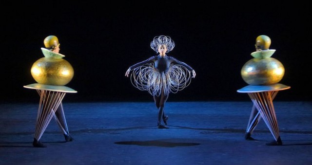 Célèbre pour ses costumes, le ballet triadique est une création fondamentale du Bauhaus.