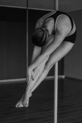 Photo femme danseuse de pole dance en noir et blanc 1267x1900