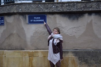 Cassandre devant la place Sainte-Glossinde, en plein parcours du jeu de piste