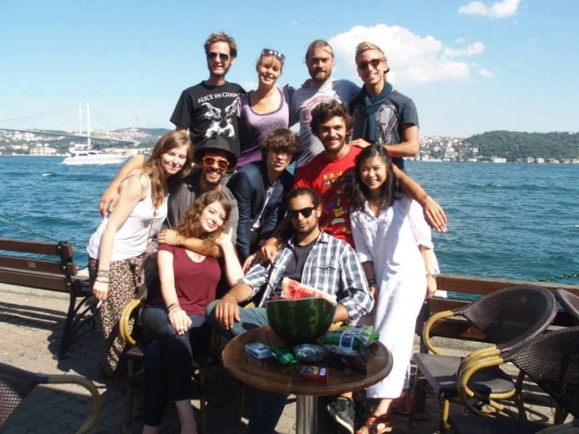 Florent (en haut à gauche) avec d'autres étudiants à Istanbul en juin 2014