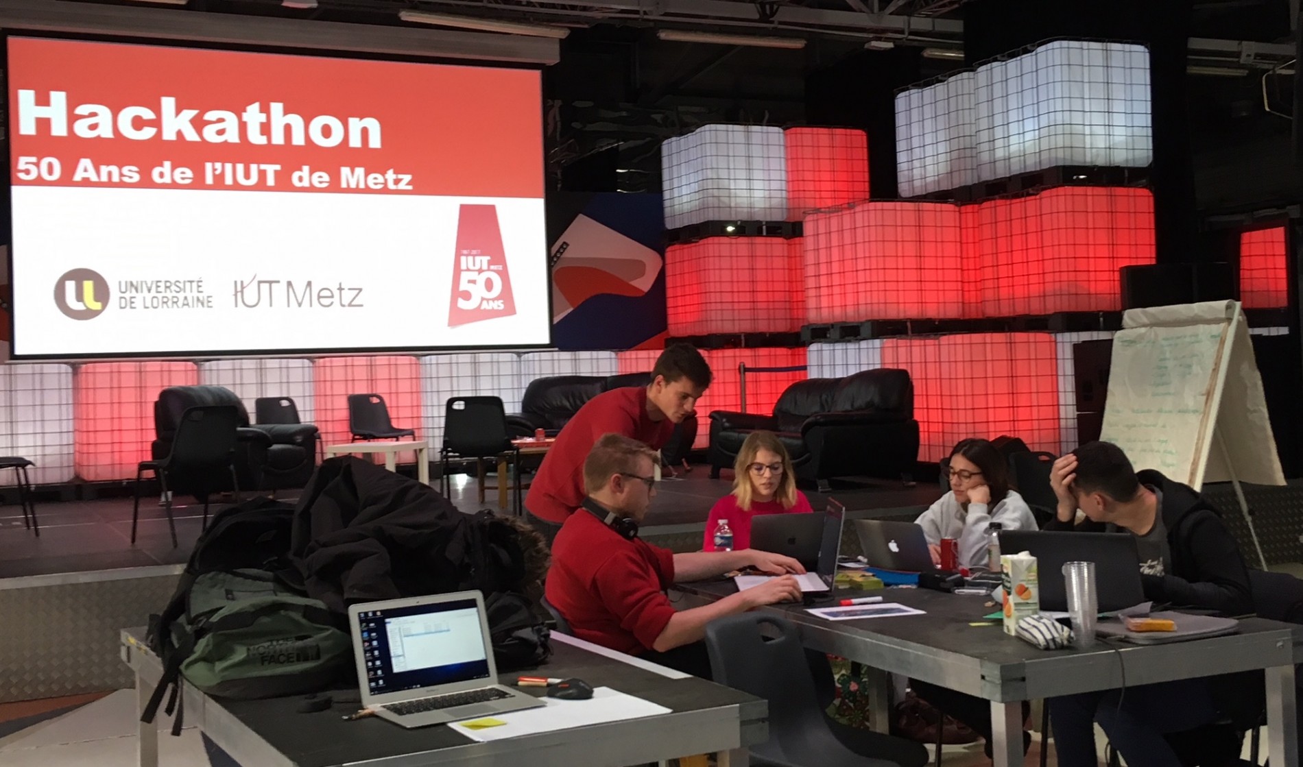 Les étudiants se concentrent sur leur projet dans le cadre du hackathon