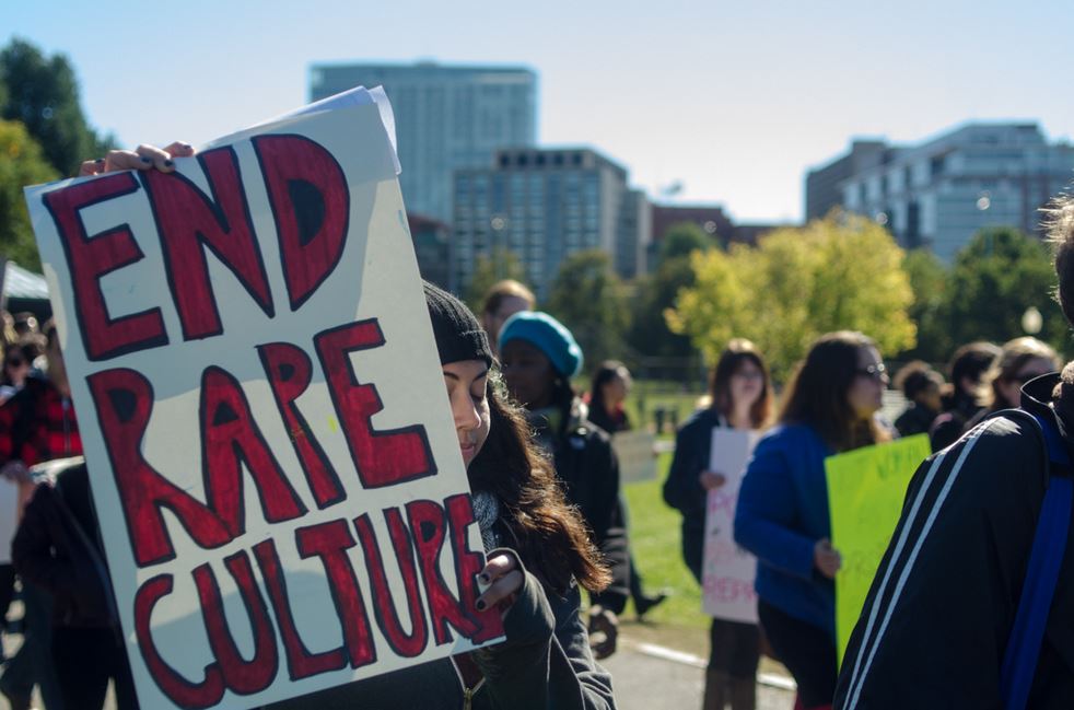 Une affiche lors d'une manifestation contre le viol