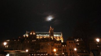 Noël, fête de lumières. Même la lune s'est invitée.