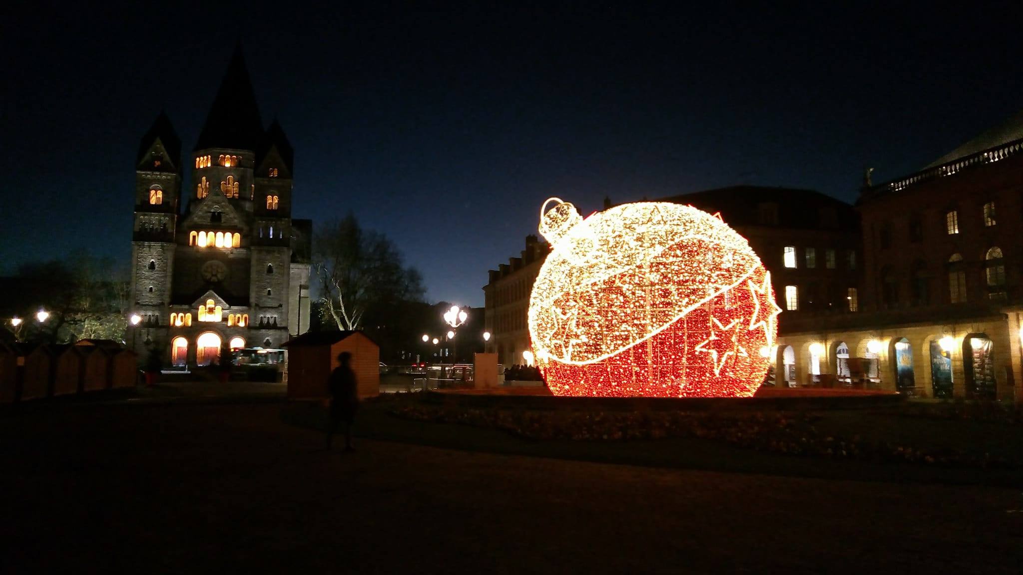 La boule, la couronne et la roue sont les symboles de Noël à Metz.