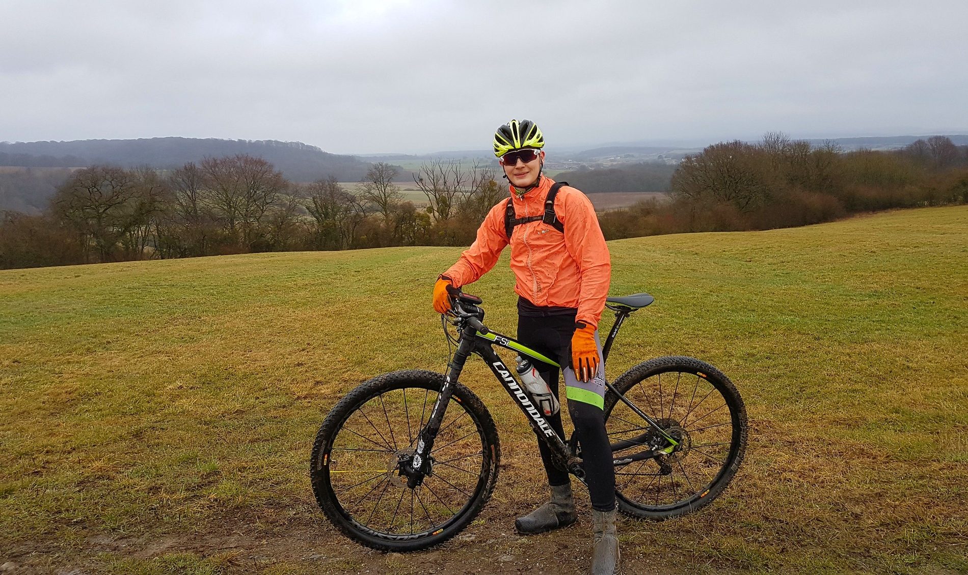 Nicolas pose avec son VTT dans une vallée lorraine