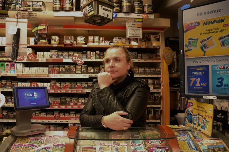 Florence derrière le comptoir du bureau de tabac Le Saulcy