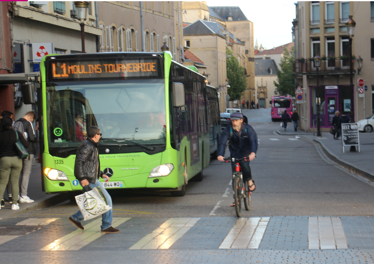 La cohabitation entre piétons, cyclistes et bus est parfois tendue dans les rues de Metz. Photo : LR