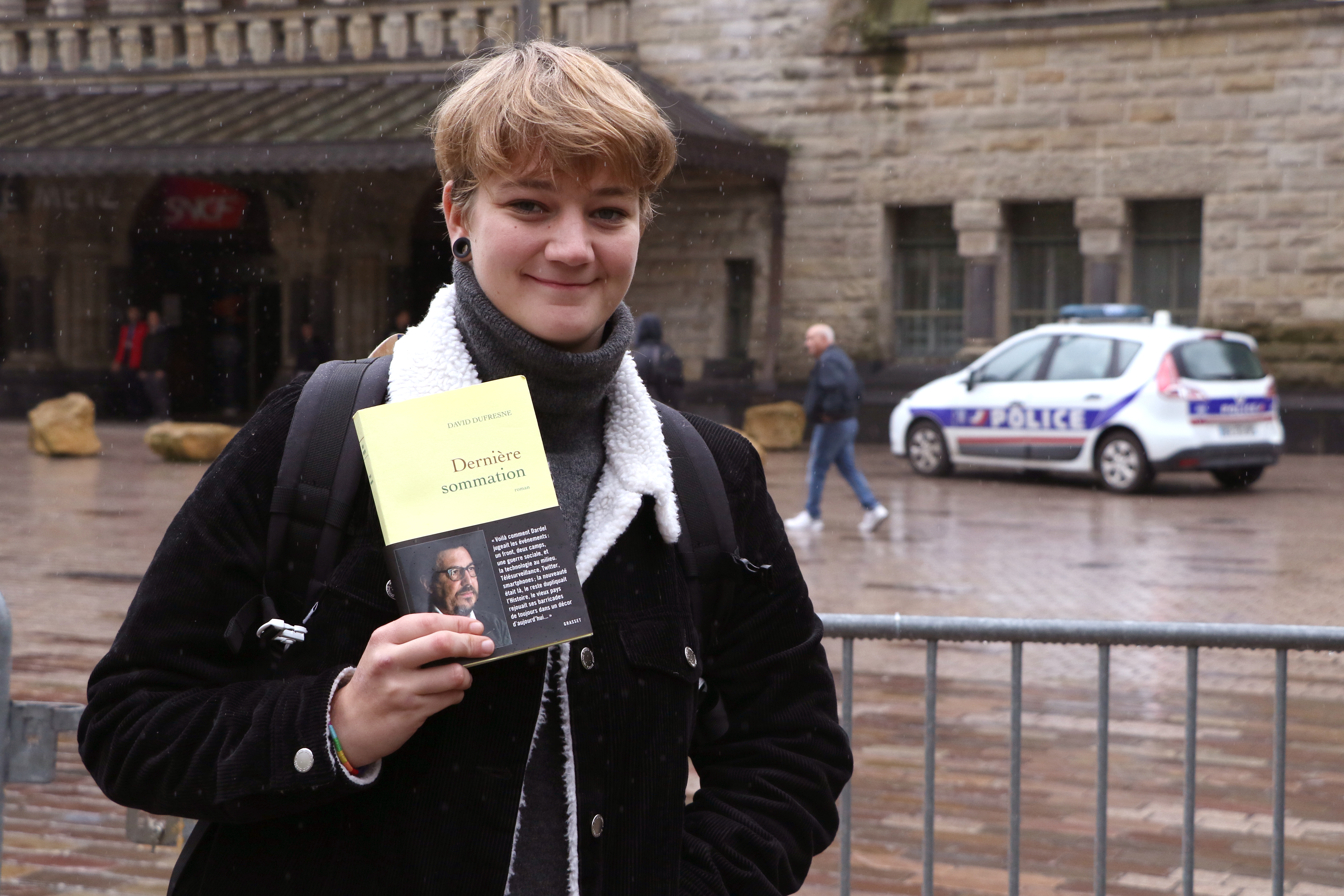 Zoé, 21 ans, a été contrôlée par deux agents le samedi 12 octobre. Motif, la lecture de « Dernière Somation » de David Dufresne. ©Maxime Gonzales / Webullition