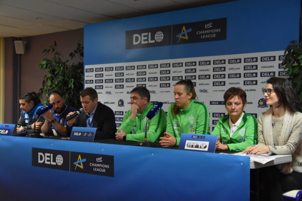 Bilan d'après match en compagnie (de gauche à droite) de Laura Flippes (aillière droite Metz Handball, Emmanuel Mayonnade (entraineur Metz Handball), Gabord Ellek (entraineur FTC Rail Cargo Hungaria) et Blanka Biro (gardienne de but FTC Rail Cargo Hungaria). Crédit photo : Isabelle Hautefeuille