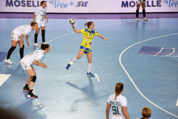 L'aillière gauche Manon Houette tente de recoller au score grâce au penalty. Crédit photo : Ana Gressier