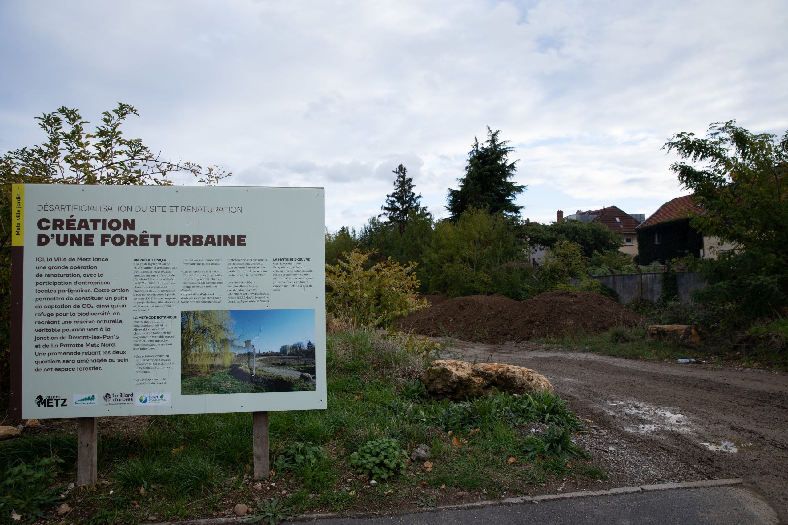 Panneaux informatif à l'entrée du terrain où se trouvera la future forêt urbaine du quartier de la Patrotte.