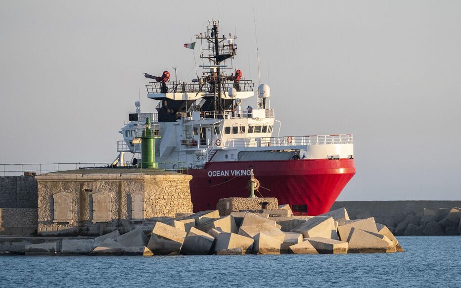 Le navire Ocean Viking à l'arrêt à côté d'un phare