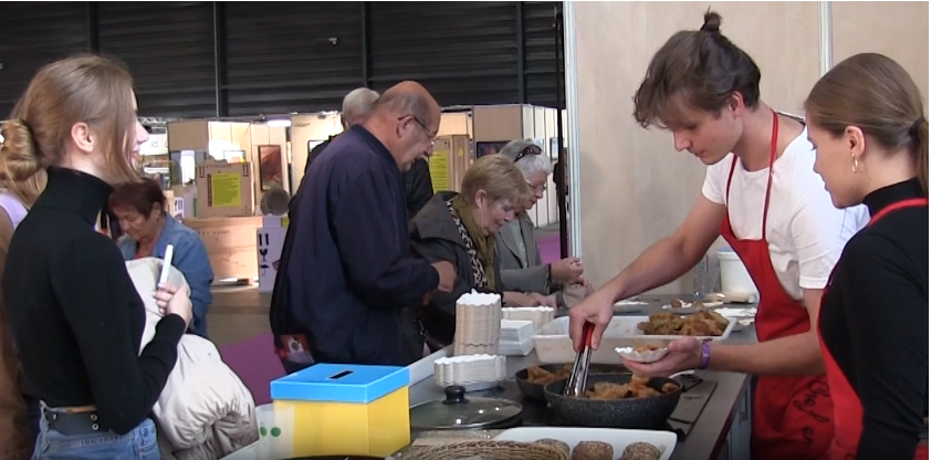 Le chef Nikita en train de servir du holubsty à la FIM 2023