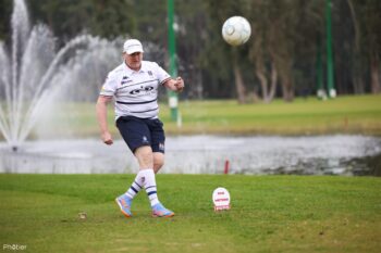 Cédric Bany, joueur de footgolf en plein exercice