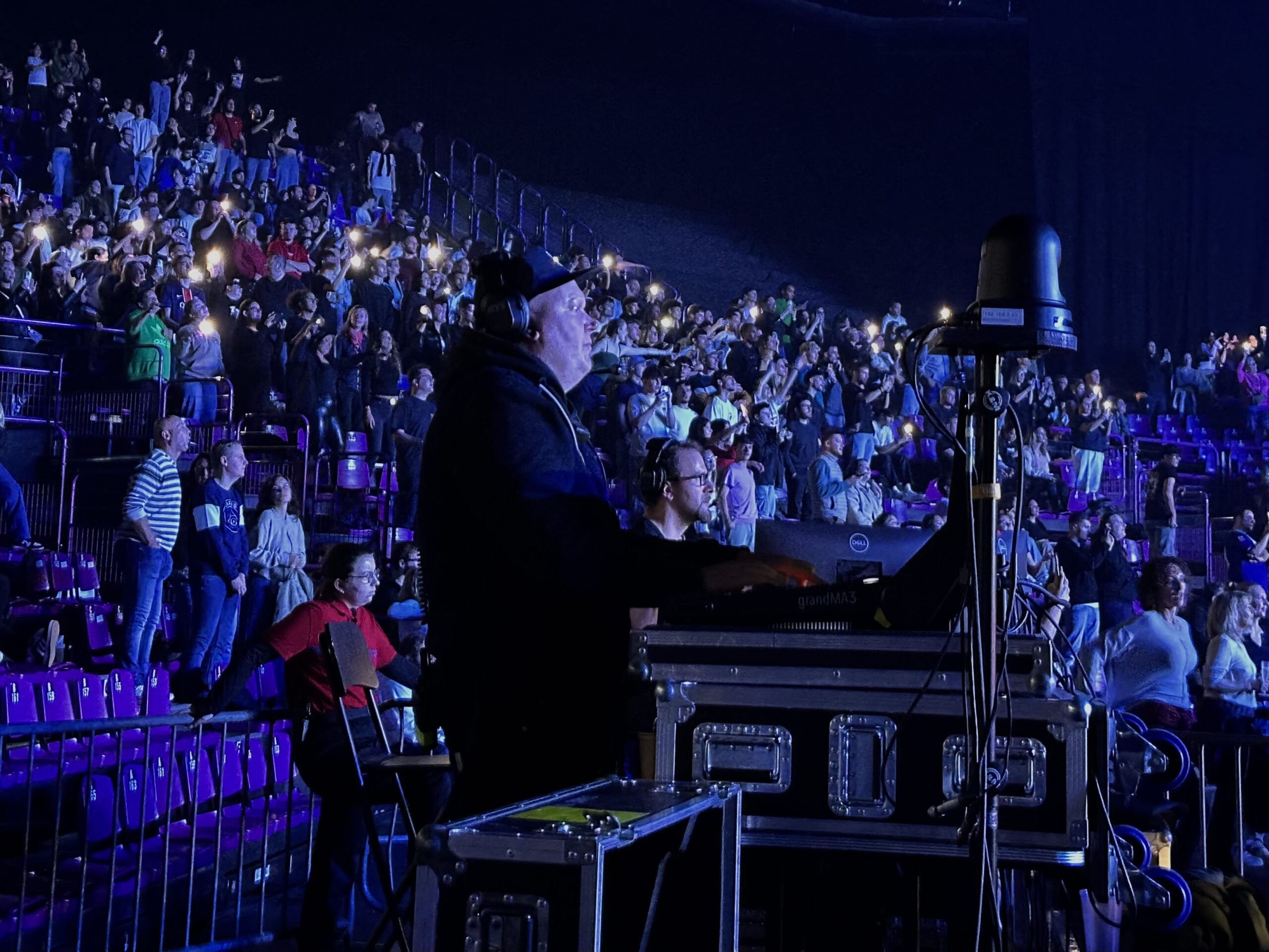 L'éclairagiste s'assure du bon déroulement du concert depuis la régie. Photo Aurélien Baechel