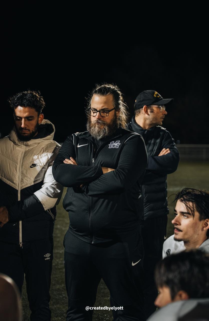 Éric Geoffroy est entraîneur au club des Artilleurs depuis 2018, et son président depuis 2022. Photo par Elyott Bour/@createdbyelyott