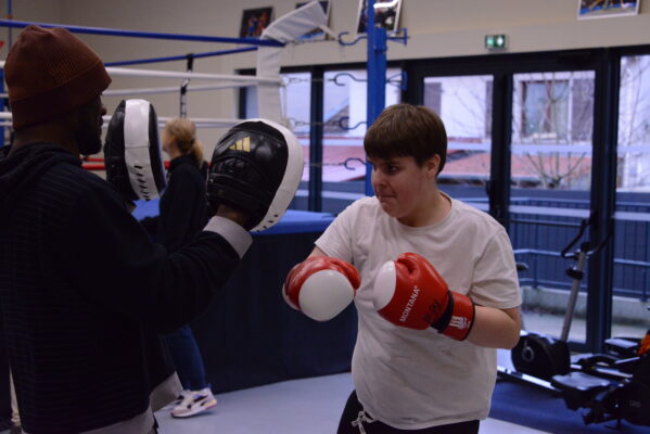 Encadré par des professionnels, les jeunes développent leurs connaissances et leur intérêt pour la handi-boxe. 