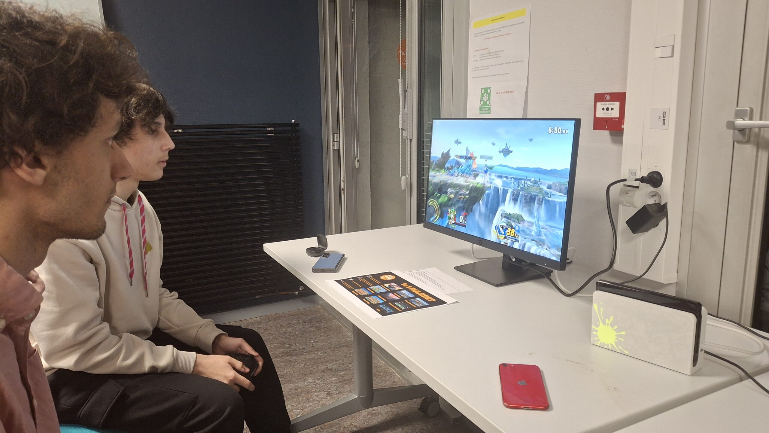 Les yeux sont rivés sur la télévision et Super Smash Bros, seul objectif… La Victoire !